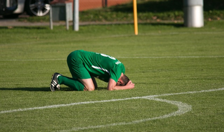 泣き崩れるサッカー選手