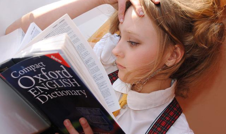 本を読みながら考える女の子