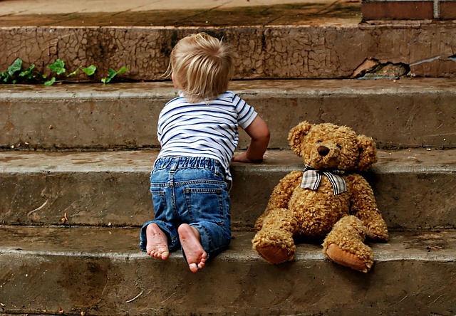 階段を上る子供