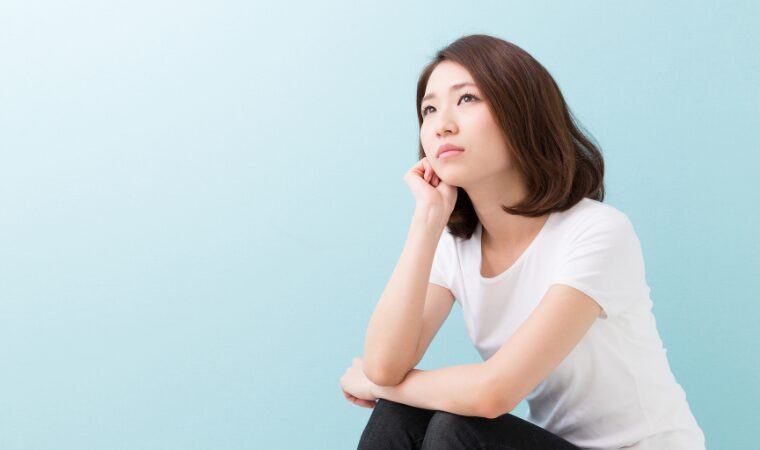 考える